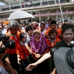 Halimah Yacob, circondata dal suo entourage e dalla security, incontra i suoi sostenitori dopo l'elezione