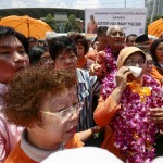 Halimah Yacob si asciuga le lacrime in un momento di commozione dopo la sua elezione a Presidente di Singapore.