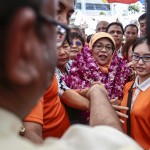 Halimah Yacob stringe la mano ad un sostenitore davanti al People's Association Centre.