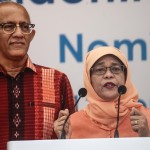 La nuova Presidente eletta di Singapore, Halimah Yacob durante il discorso ai suoi sostenitori. Accanto a lei, il marito Mohammad Abdullah Alhabshee