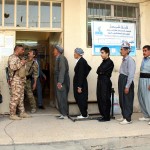 La fila per il voto nella città multietnica di Kirkuk