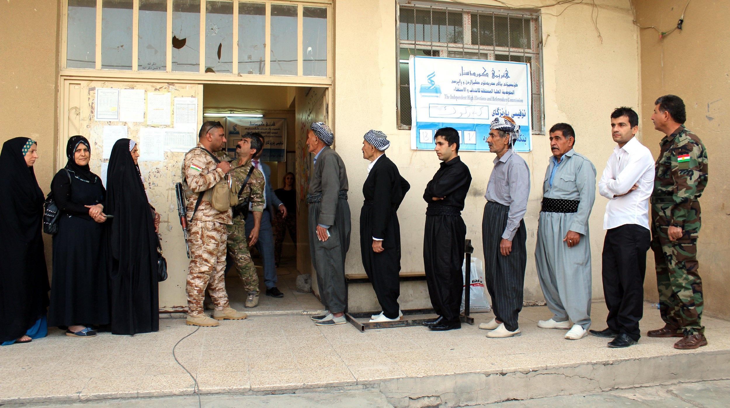 La fila per il voto nella città multietnica di Kirkuk