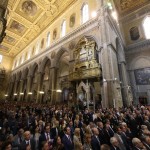 Una panoramica della cattedrale, gremita di fedeli Una panoramica della cattedrale, gremita di fedeli