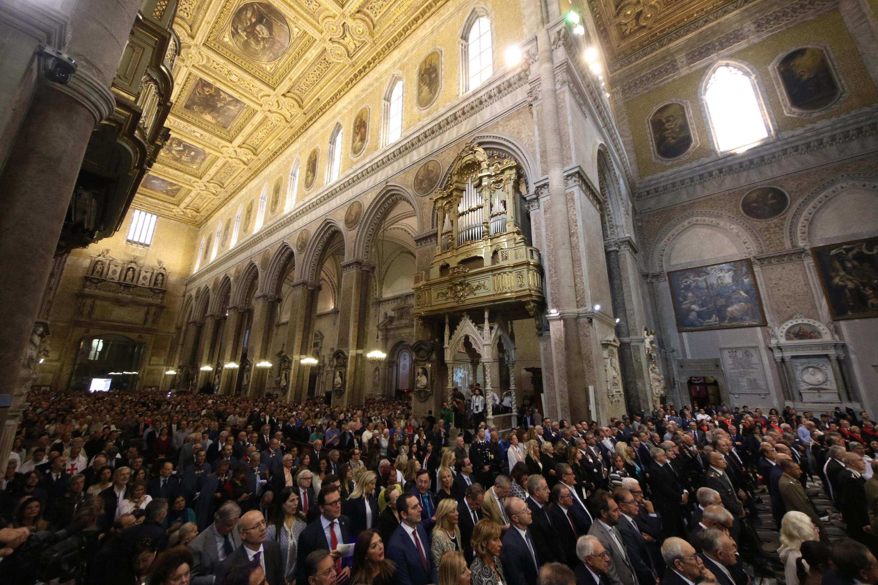 Una panoramica della cattedrale, gremita di fedeli Una panoramica della cattedrale, gremita di fedeli