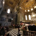 Presenti, vicino l'altare, ampie delegazioni di autorità politiche e religiose Presenti, vicino l'altare, ampie delegazioni di autorità politiche e religiose