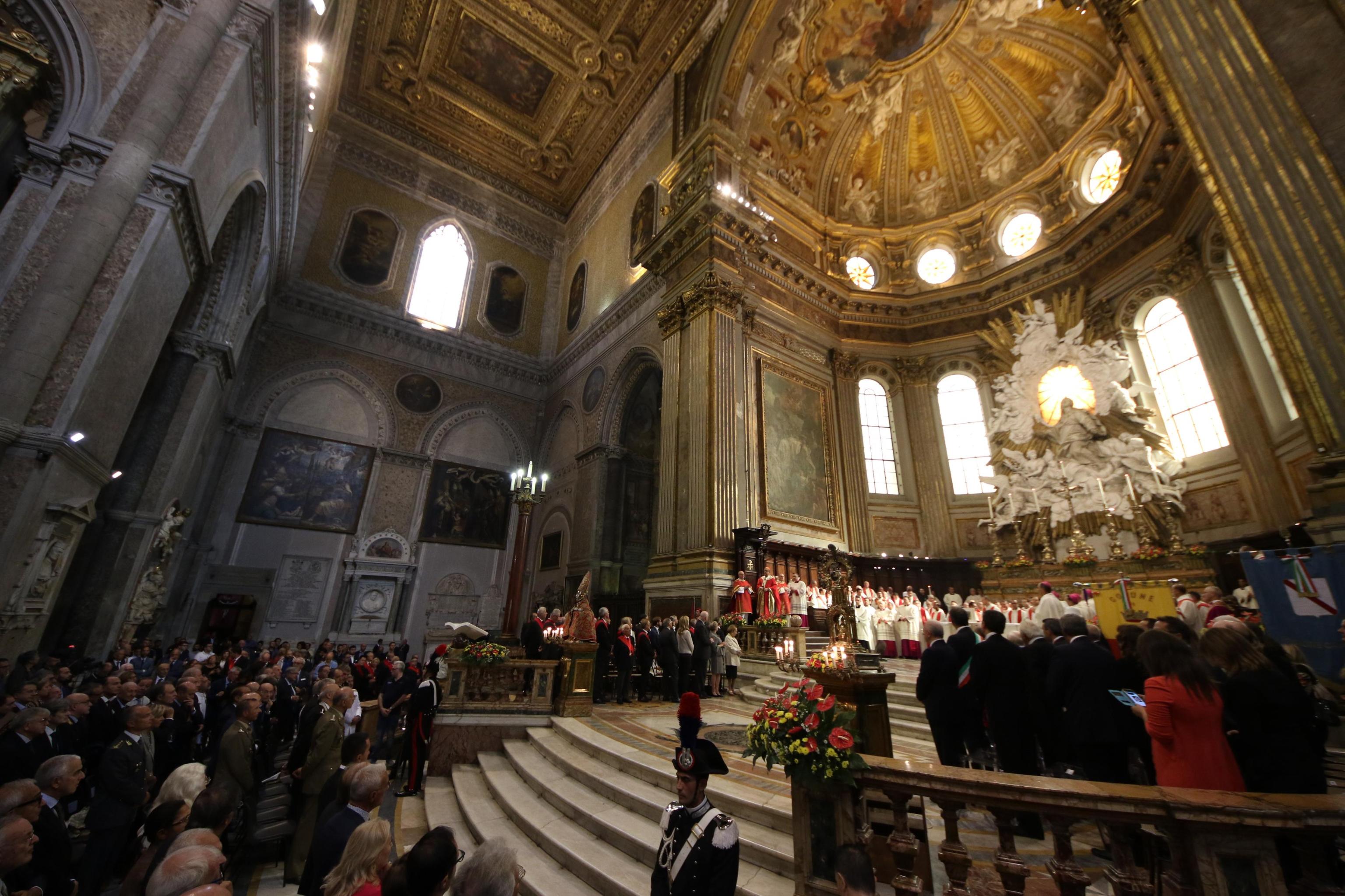 Presenti, vicino l'altare, ampie delegazioni di autorità politiche e religiose Presenti, vicino l'altare, ampie delegazioni di autorità politiche e religiose