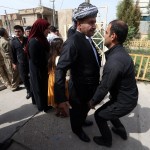 Perquisizioni della polizia all'entrata di un seggio a Erbil