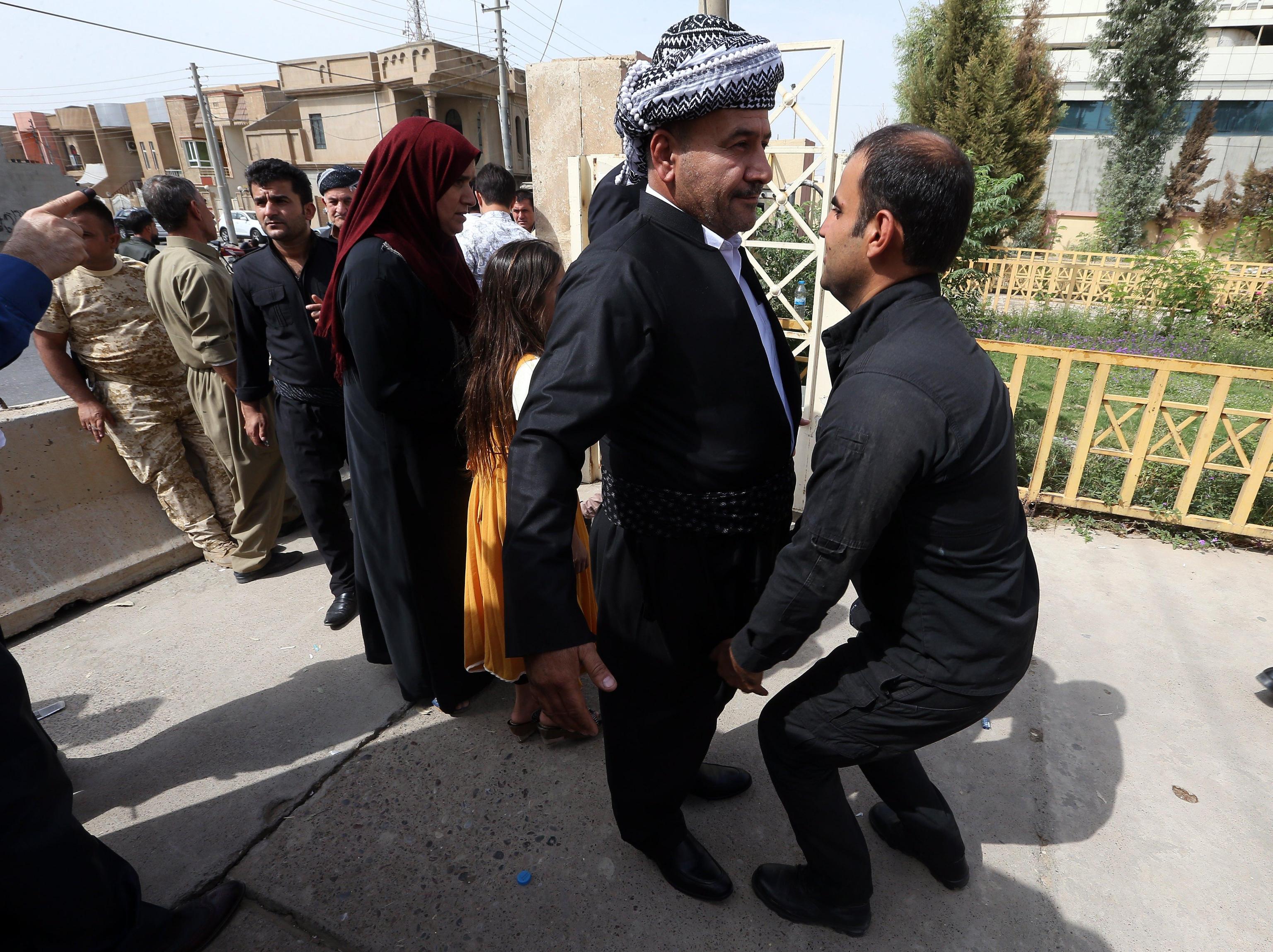 Perquisizioni della polizia all'entrata di un seggio a Erbil