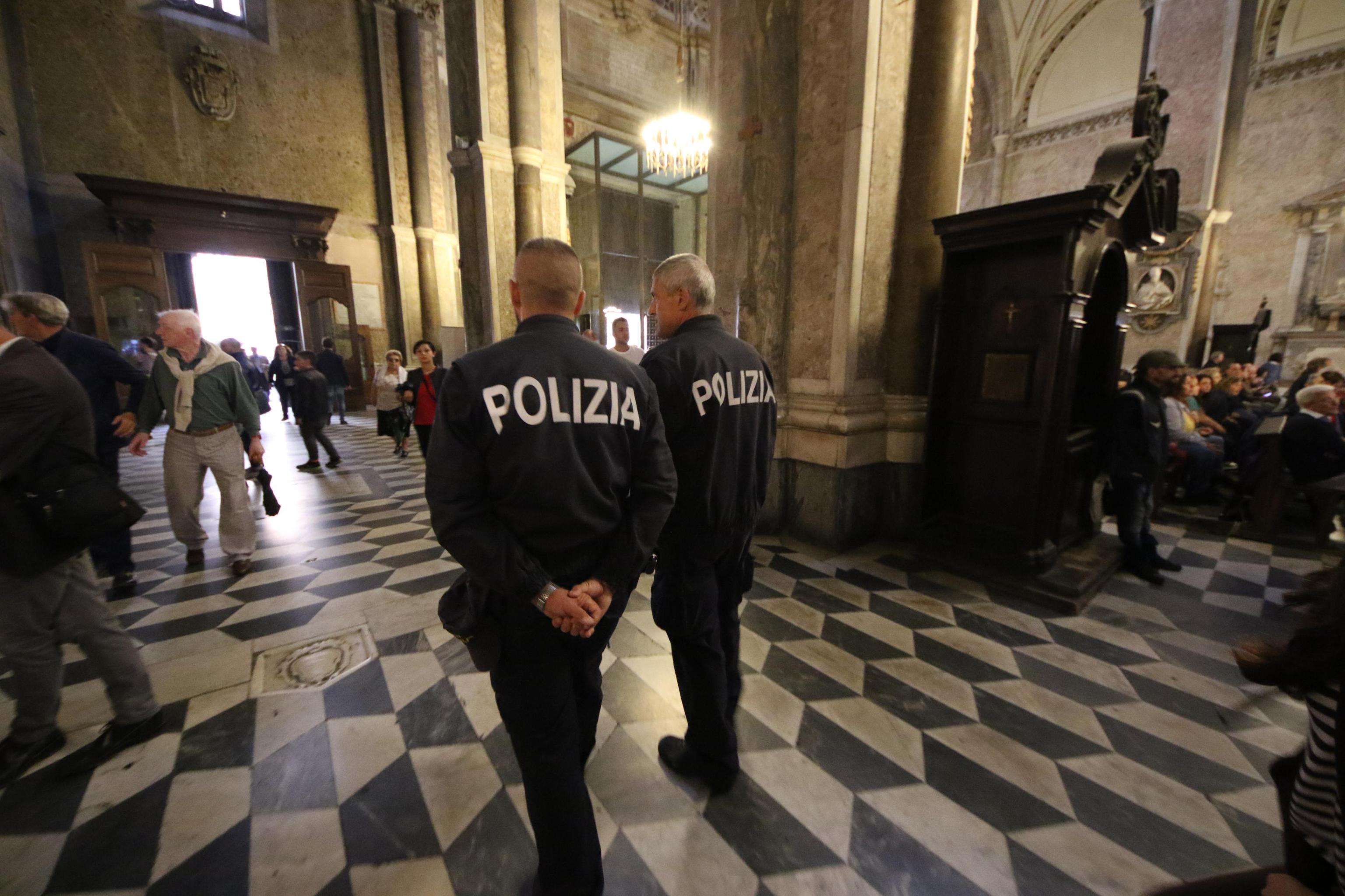 Presenti le forze dell'ordine Presenti le forze dell'ordine