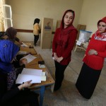 Registrazione e rilascio della scheda di voto in un seggio a Erbil