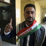 Un uomo curdo-iracheno mostra il dito dopo il voto nel seggio di Erbil