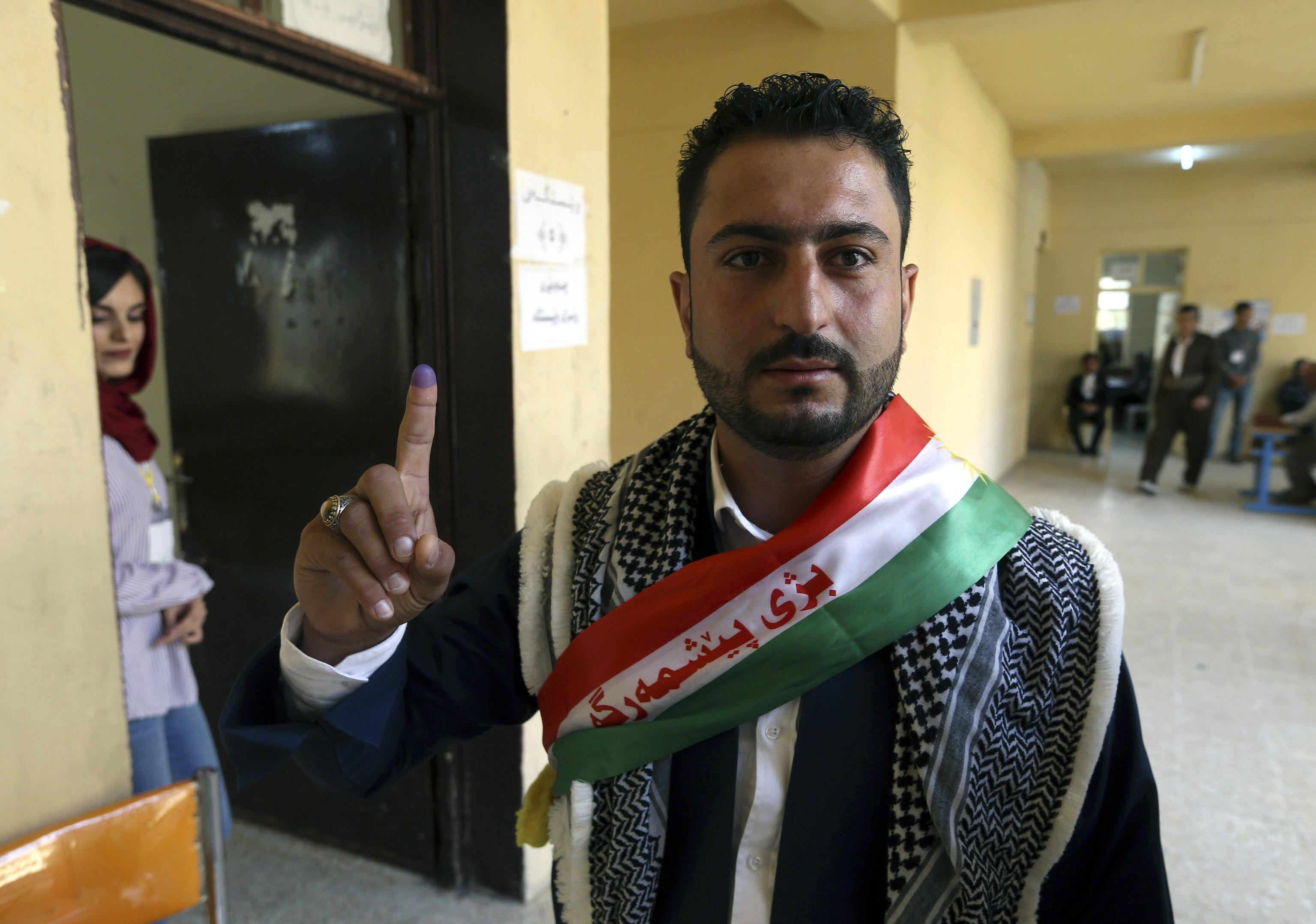 Un uomo curdo-iracheno mostra il dito dopo il voto nel seggio di Erbil