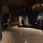 Sono ventiquattro gli abiti esposti nelle sale di Palazzo Reale