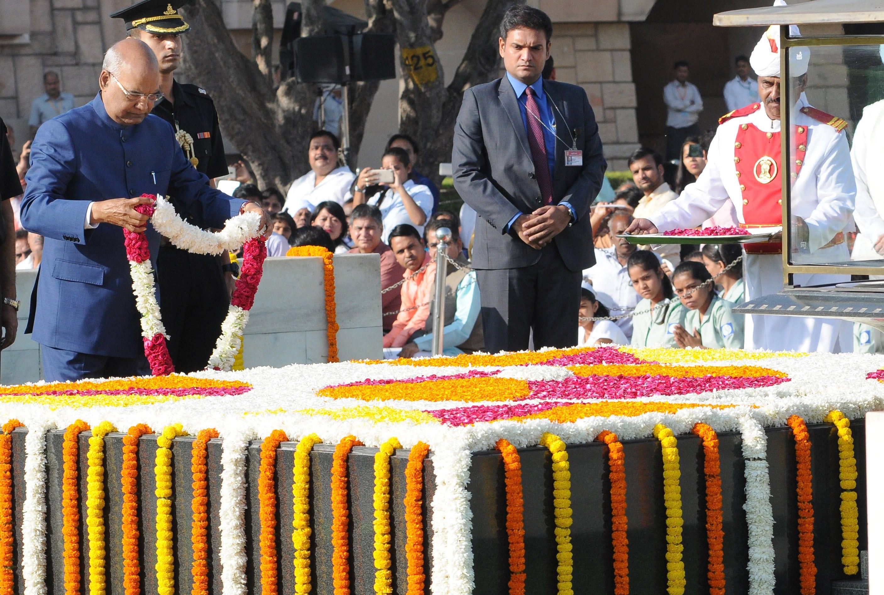 Il presidente indiano Ram Nath Kovind rende omaggio al Gandhi's memorial