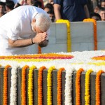 L'omaggio al Gandhi's memorial di Narendra Modi