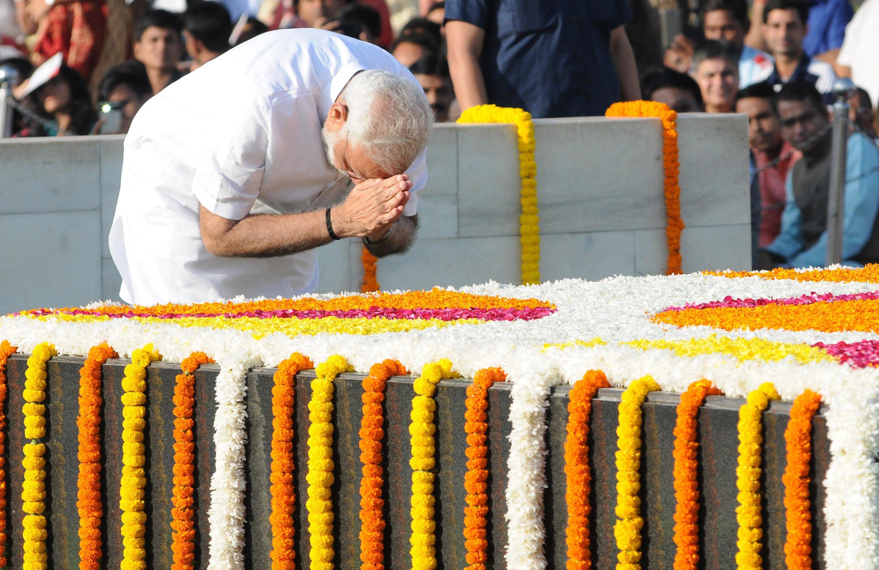 L'omaggio al Gandhi's memorial di Narendra Modi