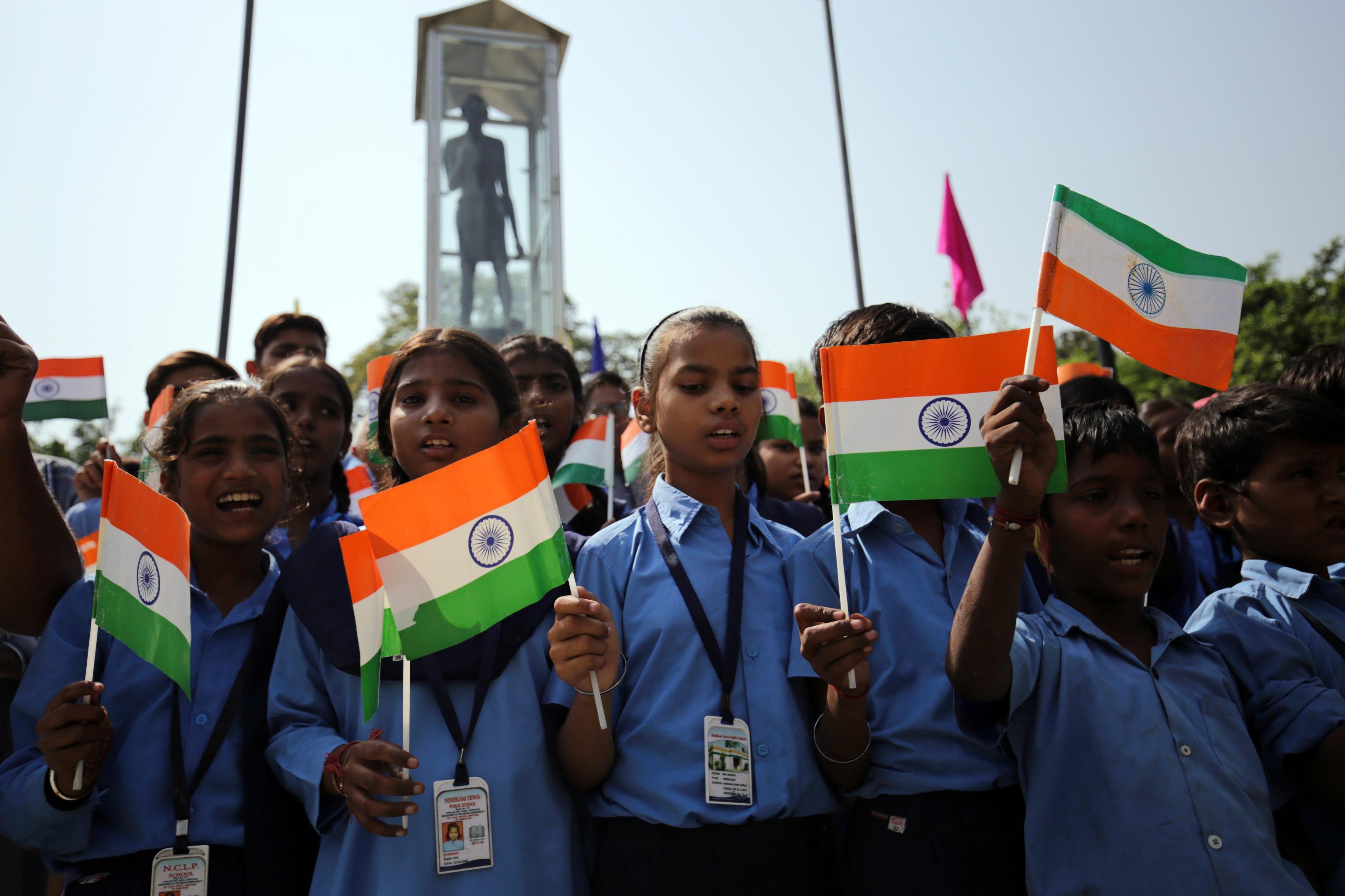 Moltissimi i giovani che in tutto il Paese hanno omaggiato Gandhi