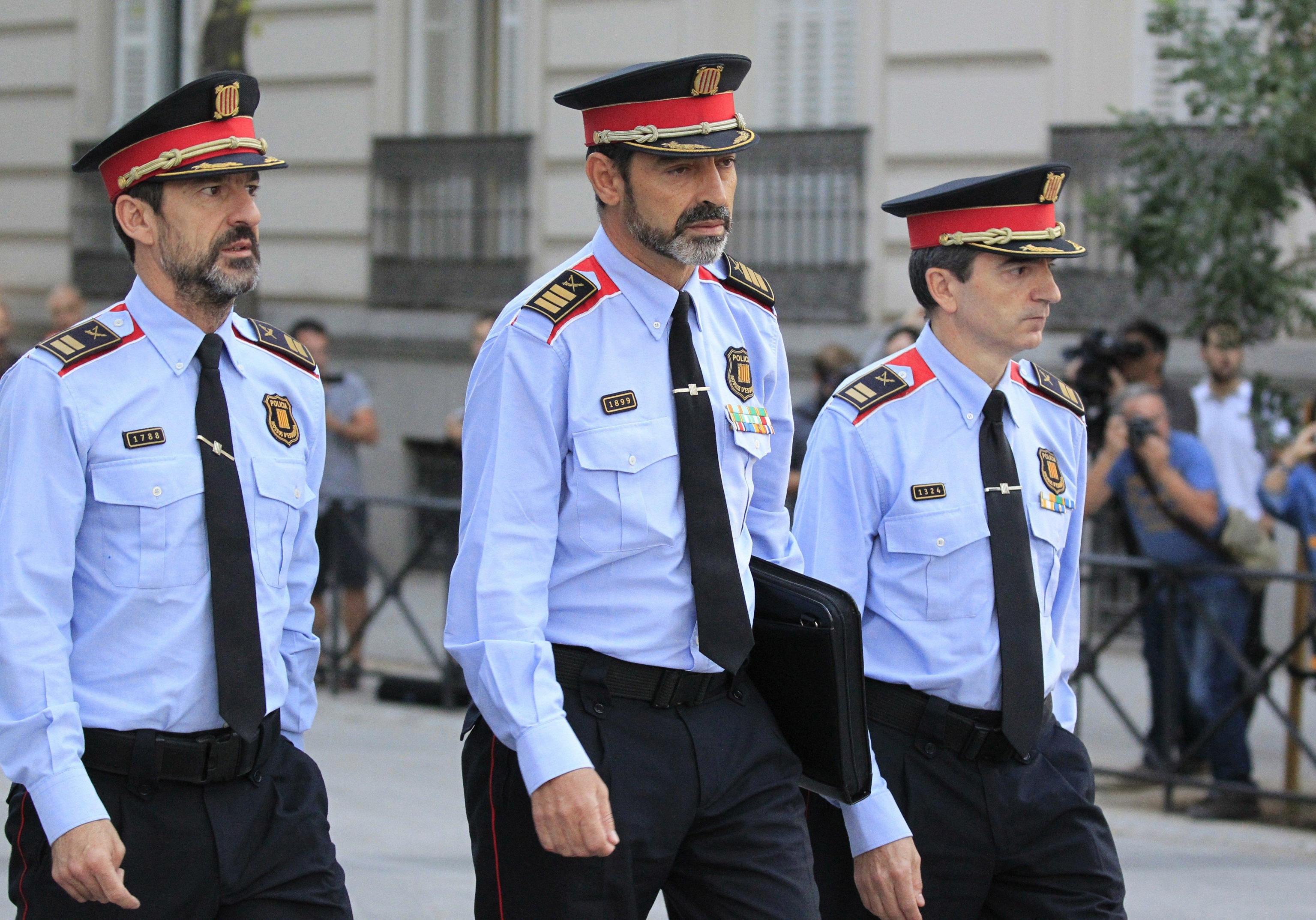 Il comandante dei Mossos d'Esquadra, Josep LLuis Trapero (al centro) all'ingresso della Audiencia Nacional di Madrid. Il comandante dei Mossos d'Esquadra, Josep LLuis Trapero (al centro) all'ingresso della Audiencia Nacional di Madrid.