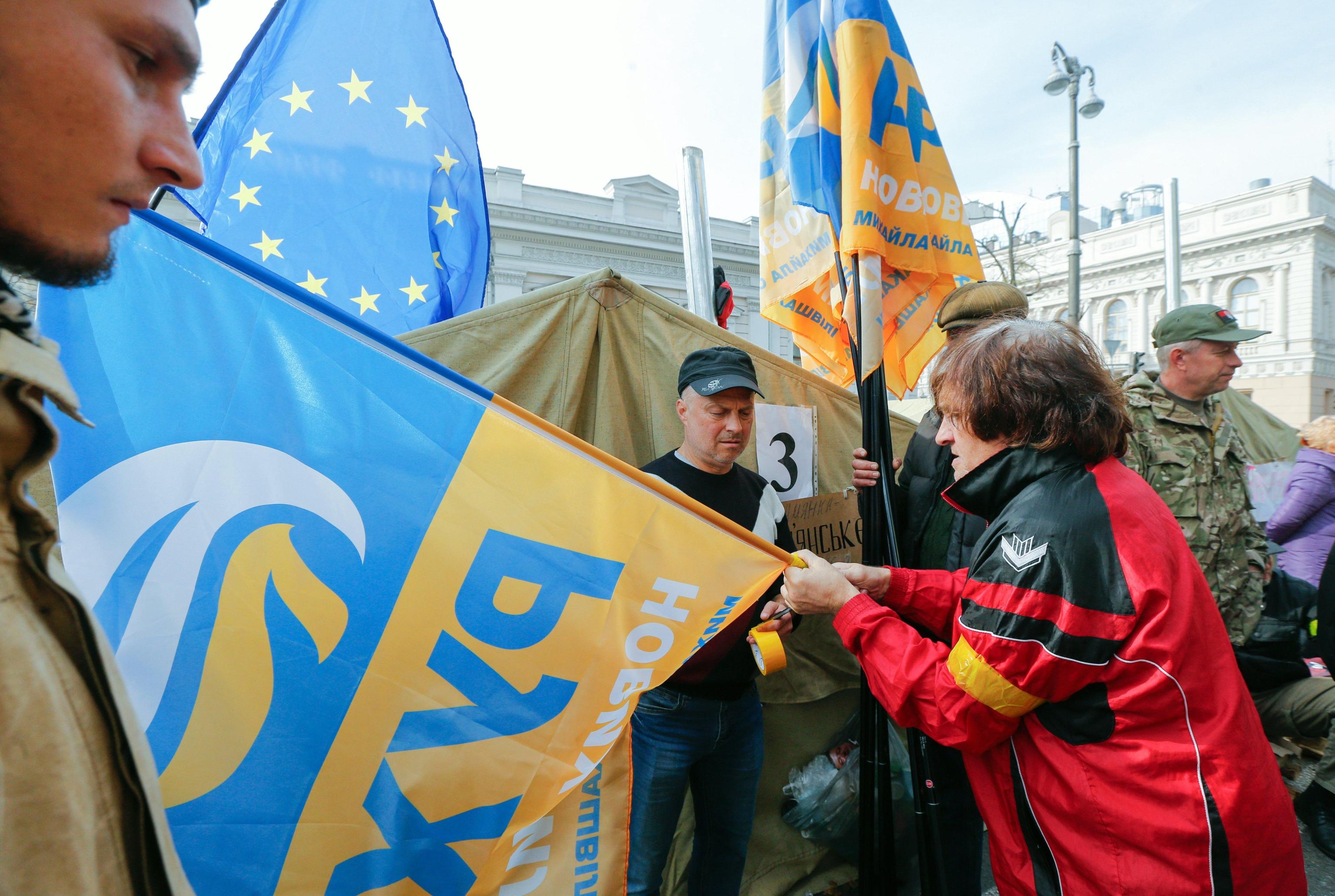 Tra i manifestanti anche tante persone anziane, che sono scese in piazza mescolandosi ai giovani