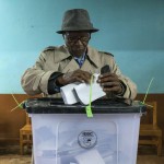 Un cittadino keniota inserisce il suo voto nell'urna al seggio della scuola elementare Mutomo, a Gatundu. I seggi si sono aperti stamattina alle 5.