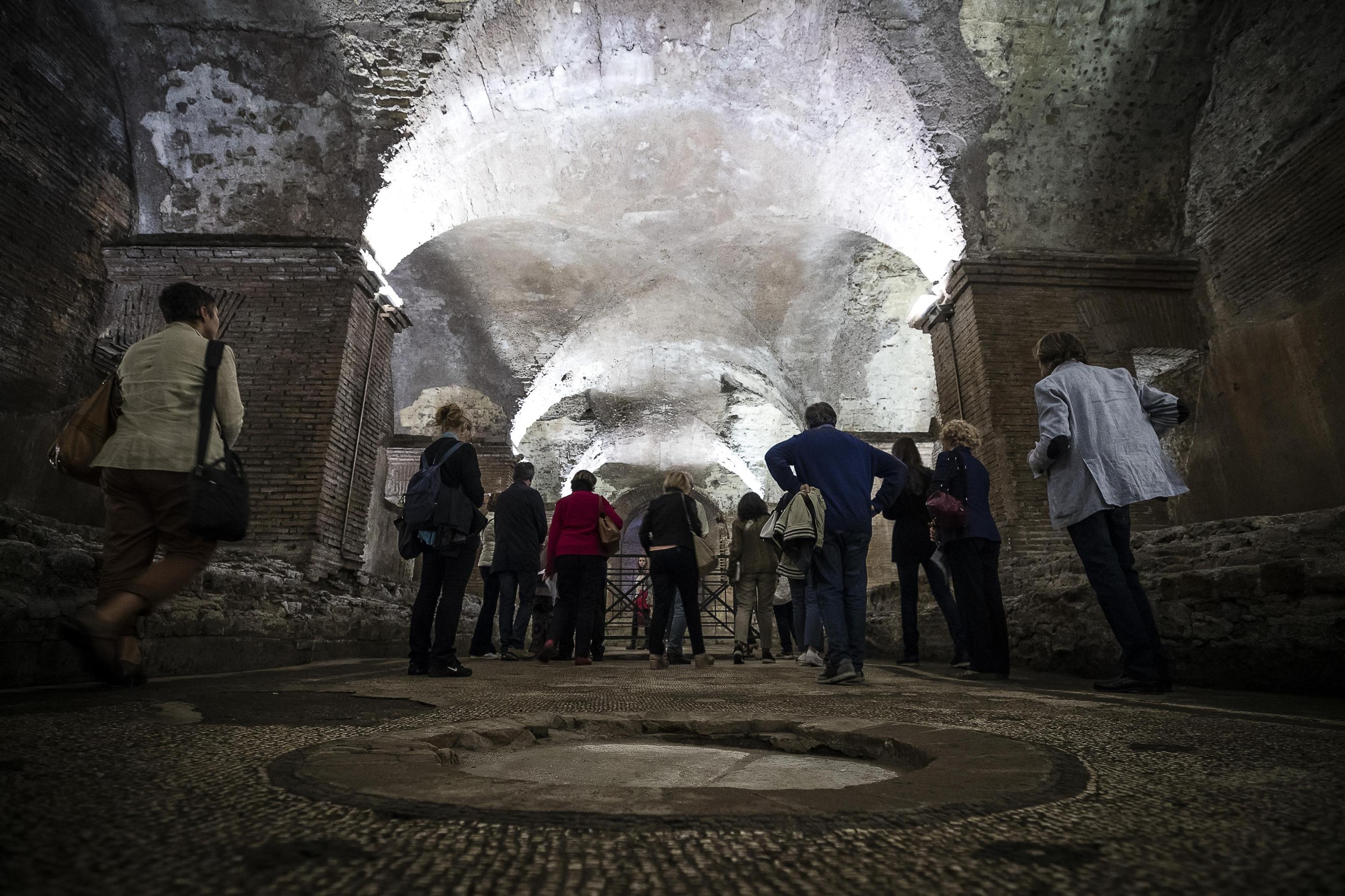 I visitatori nei sotterranei delle Terme di Caracalla