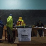 Cittadini kenioti in fila per ricevere la scheda elettorale Cittadini kenioti in fila per ricevere la scheda elettorale