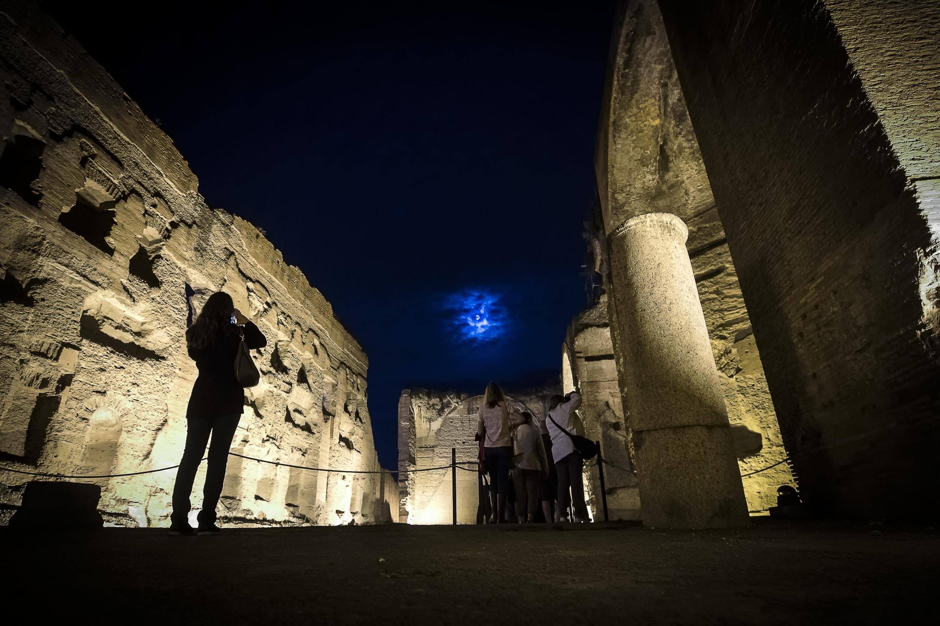 Romani e turisti scattano fotografie con il cellulare