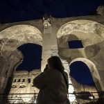 Una signora fotografa gli archi delle Terme