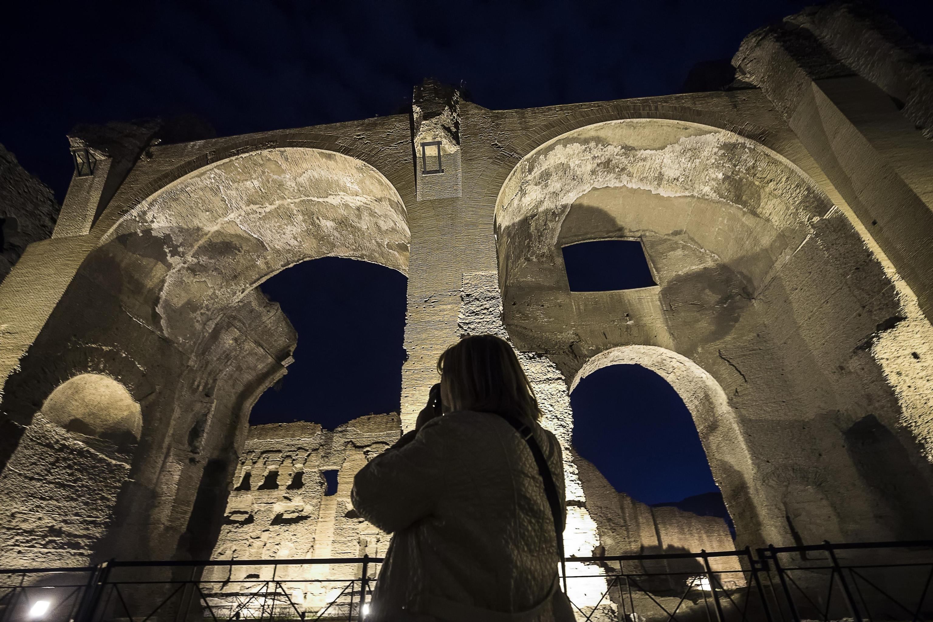 Una signora fotografa gli archi delle Terme