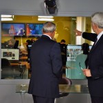 Una parete a vetro, alle spalle di chi conduce il Tg, congiunge lo studio televisivo alla redazione Lumsanews