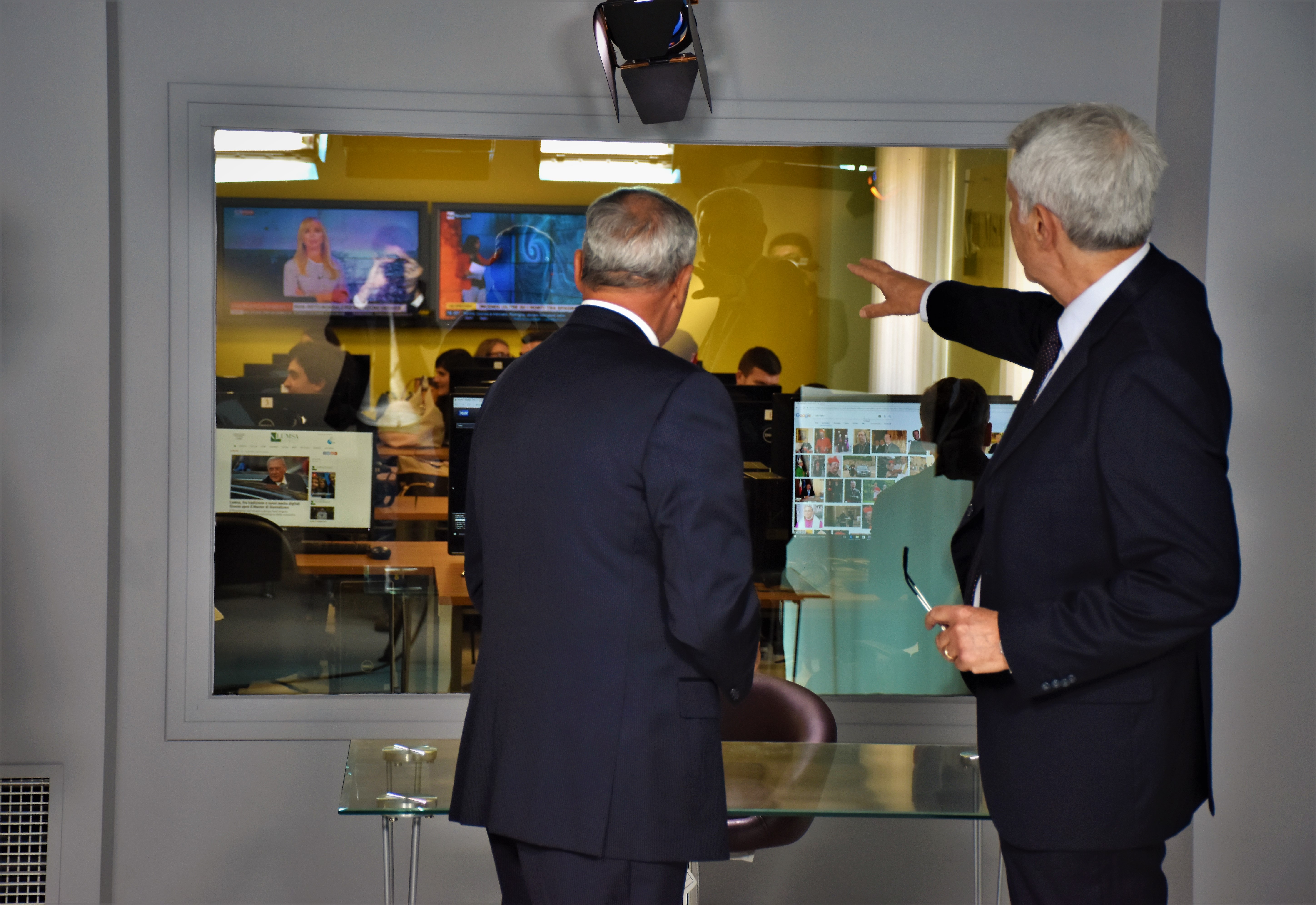 Una parete a vetro, alle spalle di chi conduce il Tg, congiunge lo studio televisivo alla redazione Lumsanews