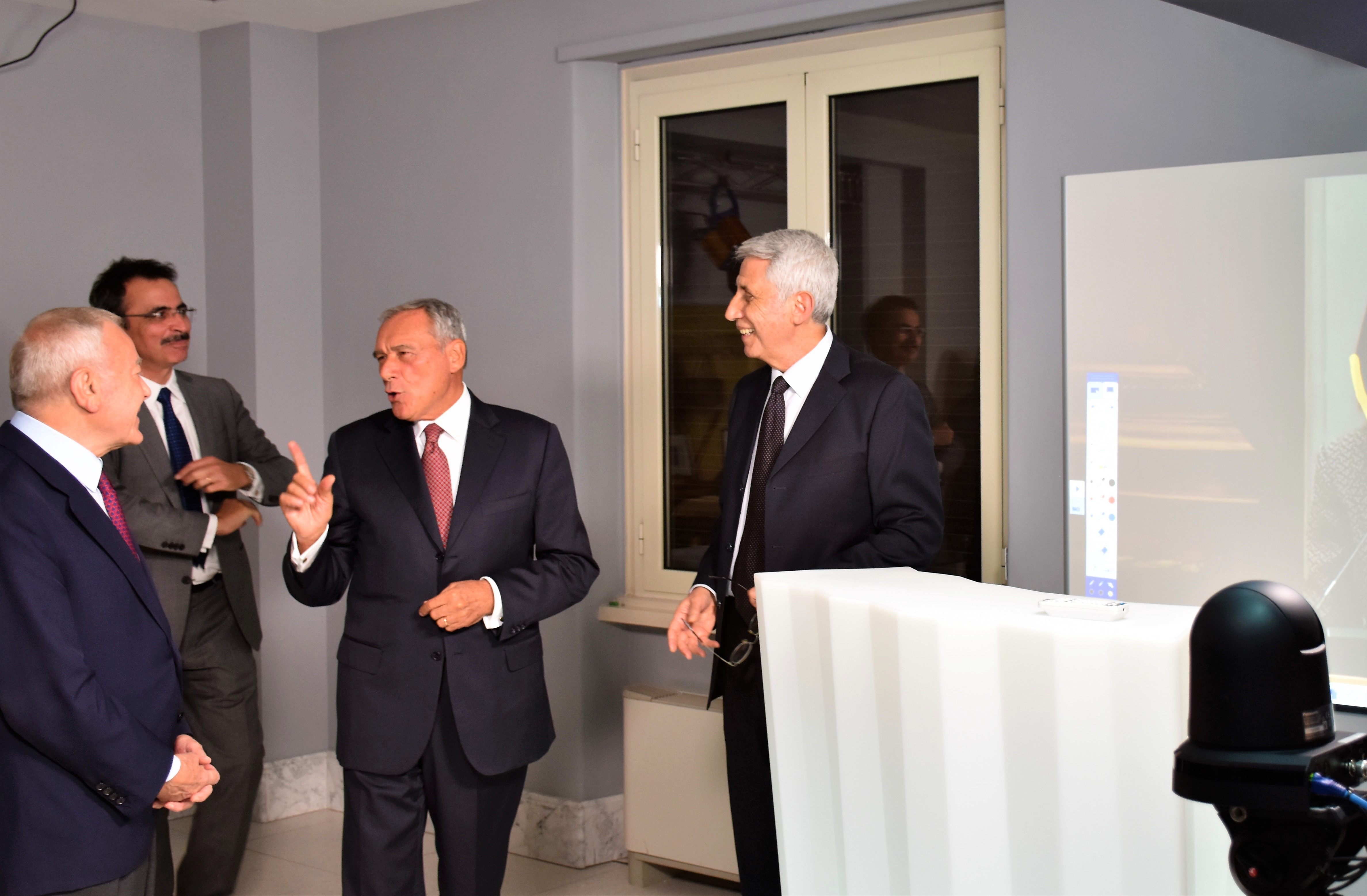 Fra le nuove attrezzature tecnologiche anche un multi-touchscreen che consente di intervenire su file video e documenti Fra le nuove attrezzature tecnologiche anche un multi-touchscreen che consente di intervenire su file video e documenti