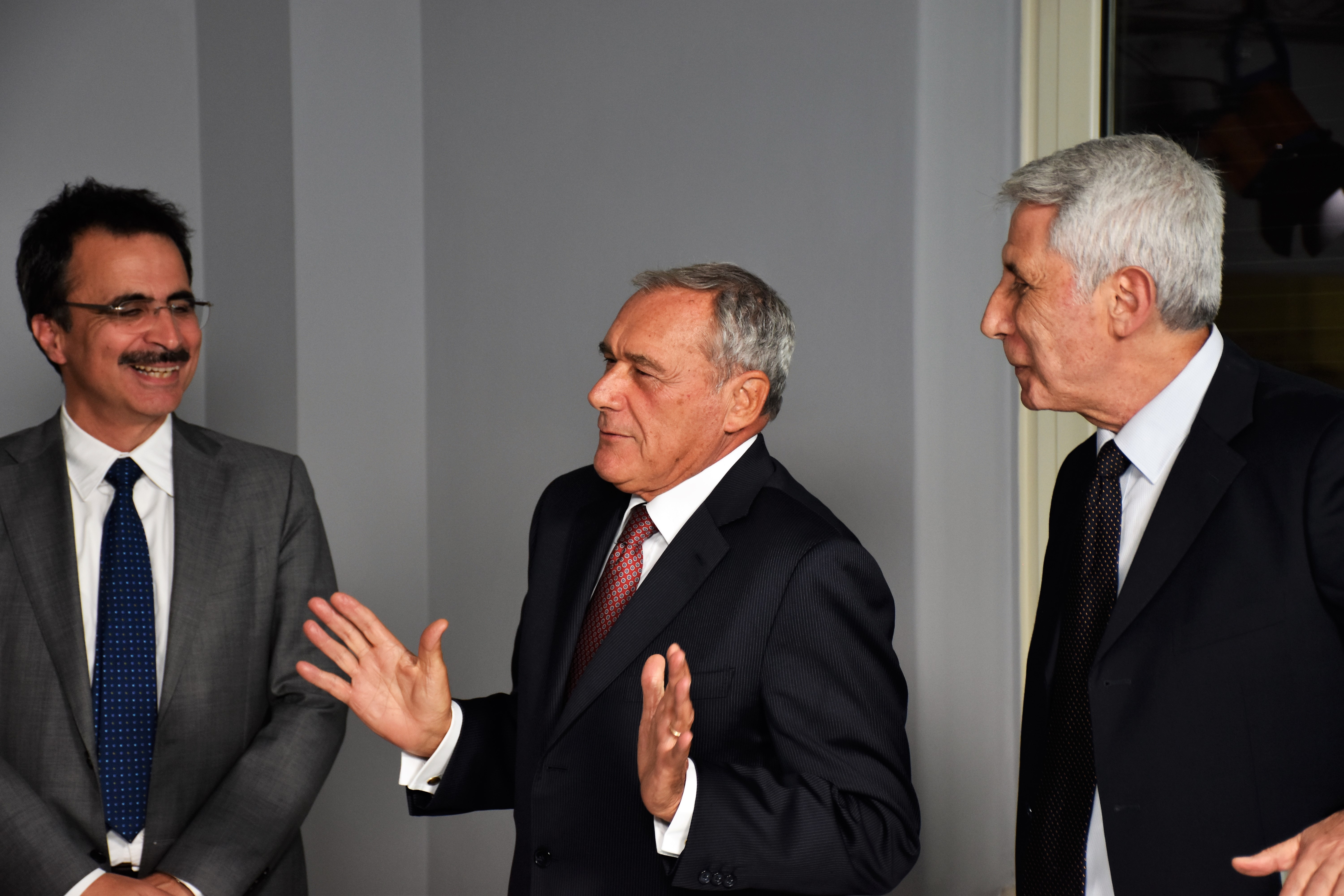 Scambio di battute fra il Presidente Grasso, il Rettore Bonini e il Direttore Chianura Scambio di battute fra il Presidente Grasso, il Rettore Bonini e il Direttore Chianura