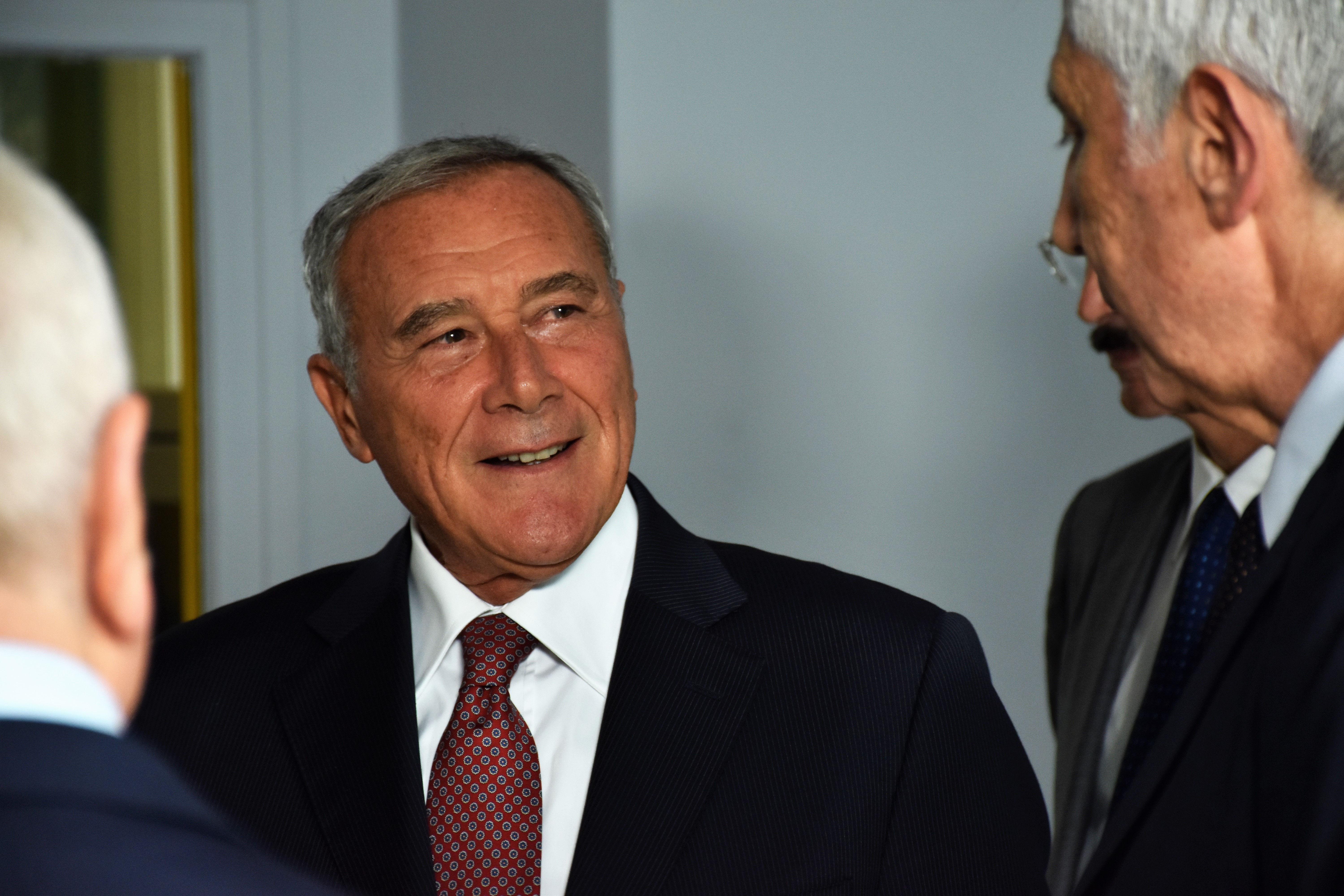 Il presidente Grasso ascolta la spiegazione del direttore Chianura Il presidente Grasso ascolta la spiegazione del direttore Chianura