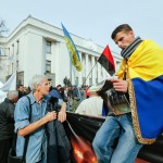 La gente attende l’uscita dei parlamentari. L’unico a fermarsi ieri è stato il deputato del movimento Samopomosh Egor Sobolev, che ha chiesto al Parlamento un’immediata modifica della legge elettorale