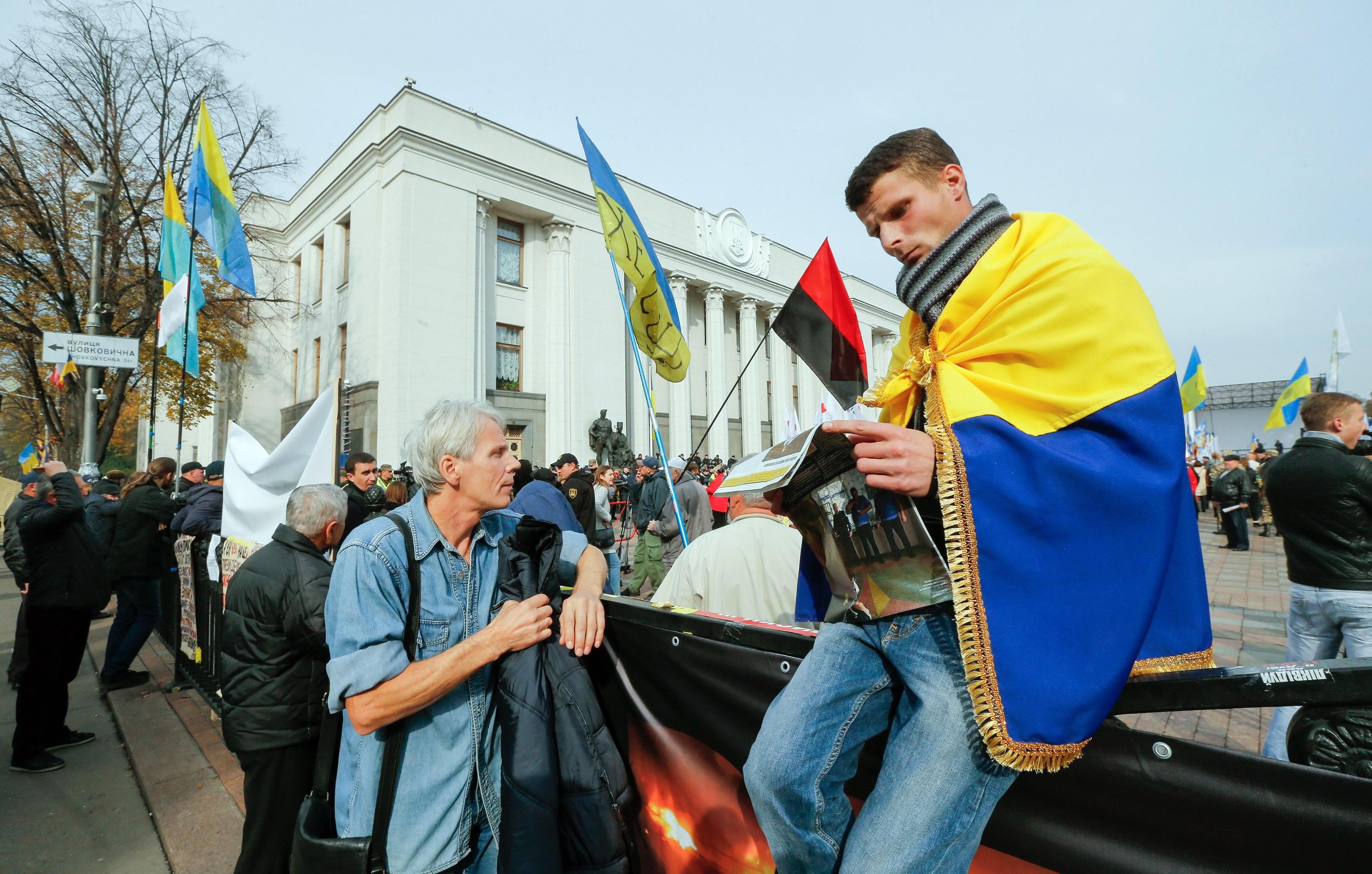 La gente attende l’uscita dei parlamentari. L’unico a fermarsi ieri è stato il deputato del movimento Samopomosh Egor Sobolev, che ha chiesto al Parlamento un’immediata modifica della legge elettorale