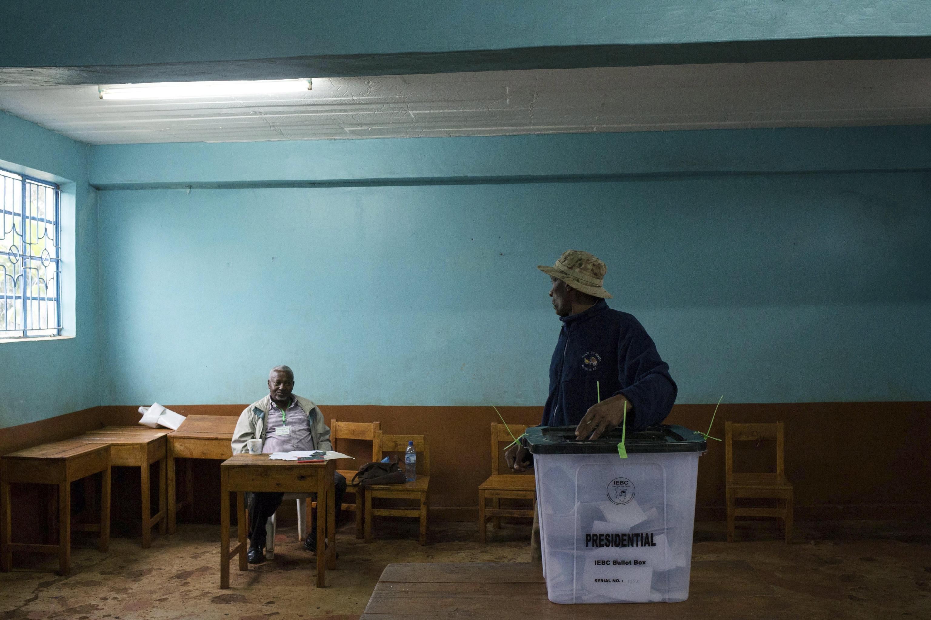 Un votante si volta verso il controllore del seggio nella scuola elementare. Le elezioni si ripetono dopo il recente annullamento dell'8 agosto da parte della Corte Suprema per "irregolarità e illegalità".