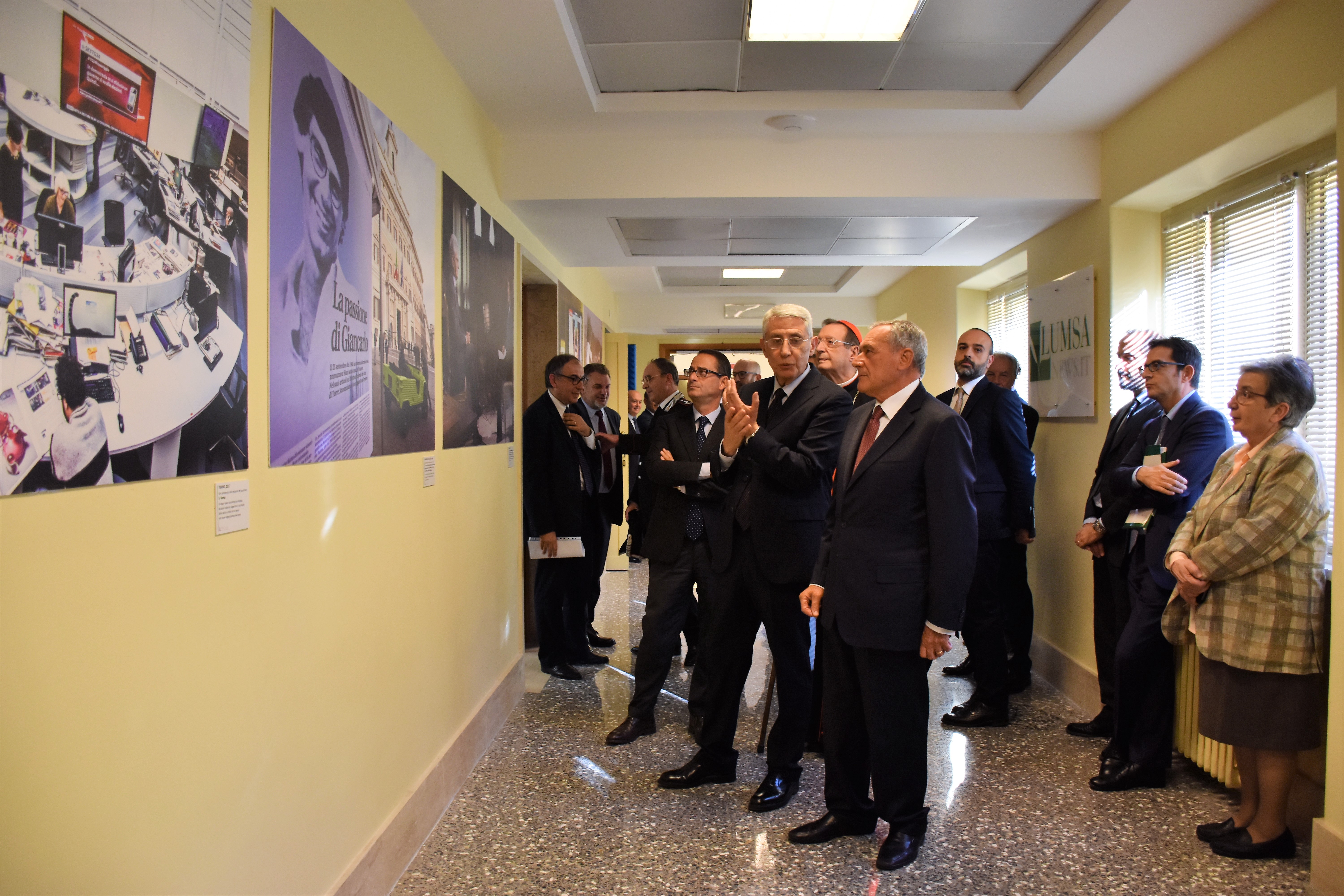 Altre stampe nel corridoio che collega lo studio televisivo alla redazione Altre stampe nel corridoio che collega lo studio televisivo alla redazione