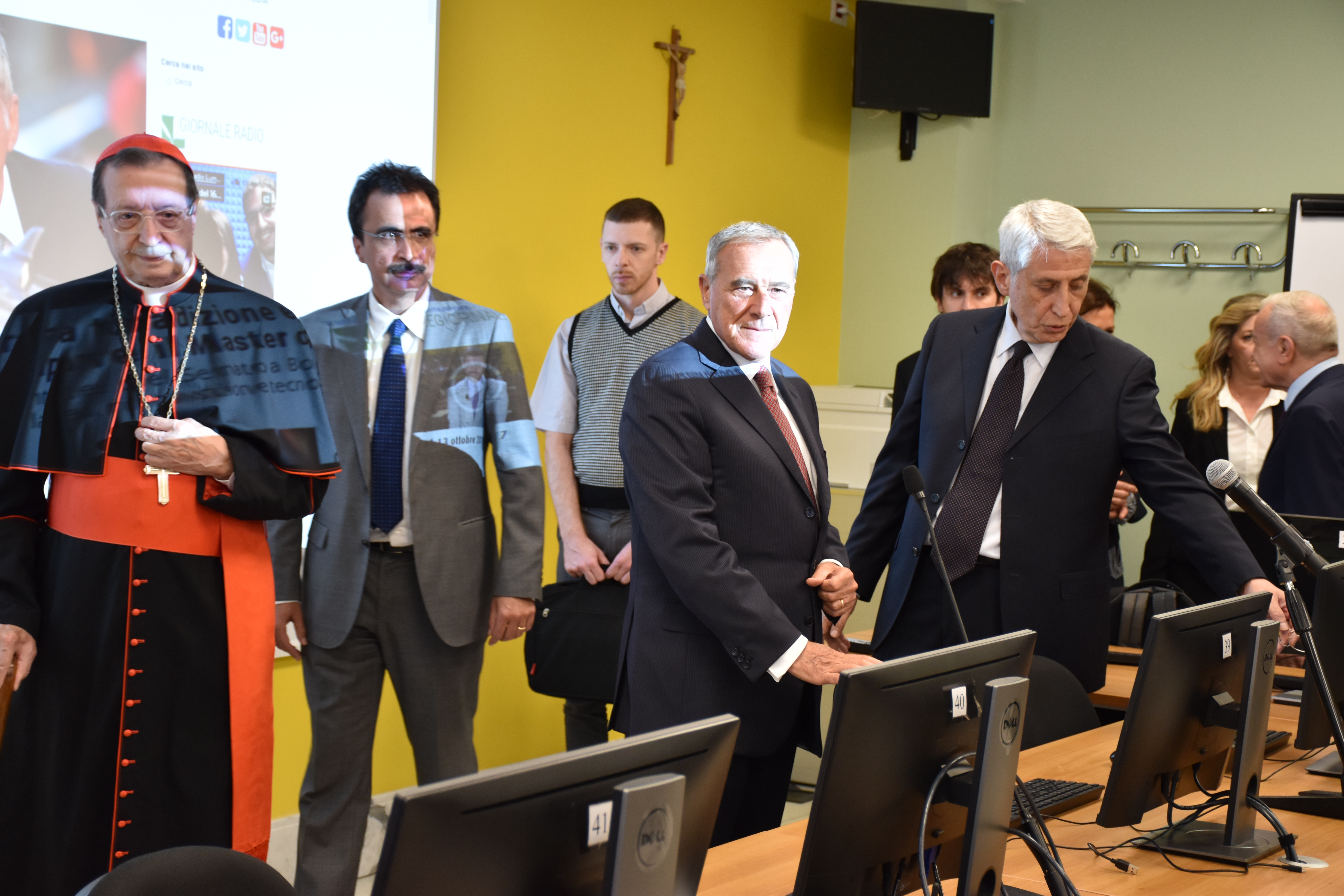 Anche la redazione è stata completamente rinnovata in termini di apparecchiature e colori Anche la redazione è stata completamente rinnovata in termini di apparecchiature e colori