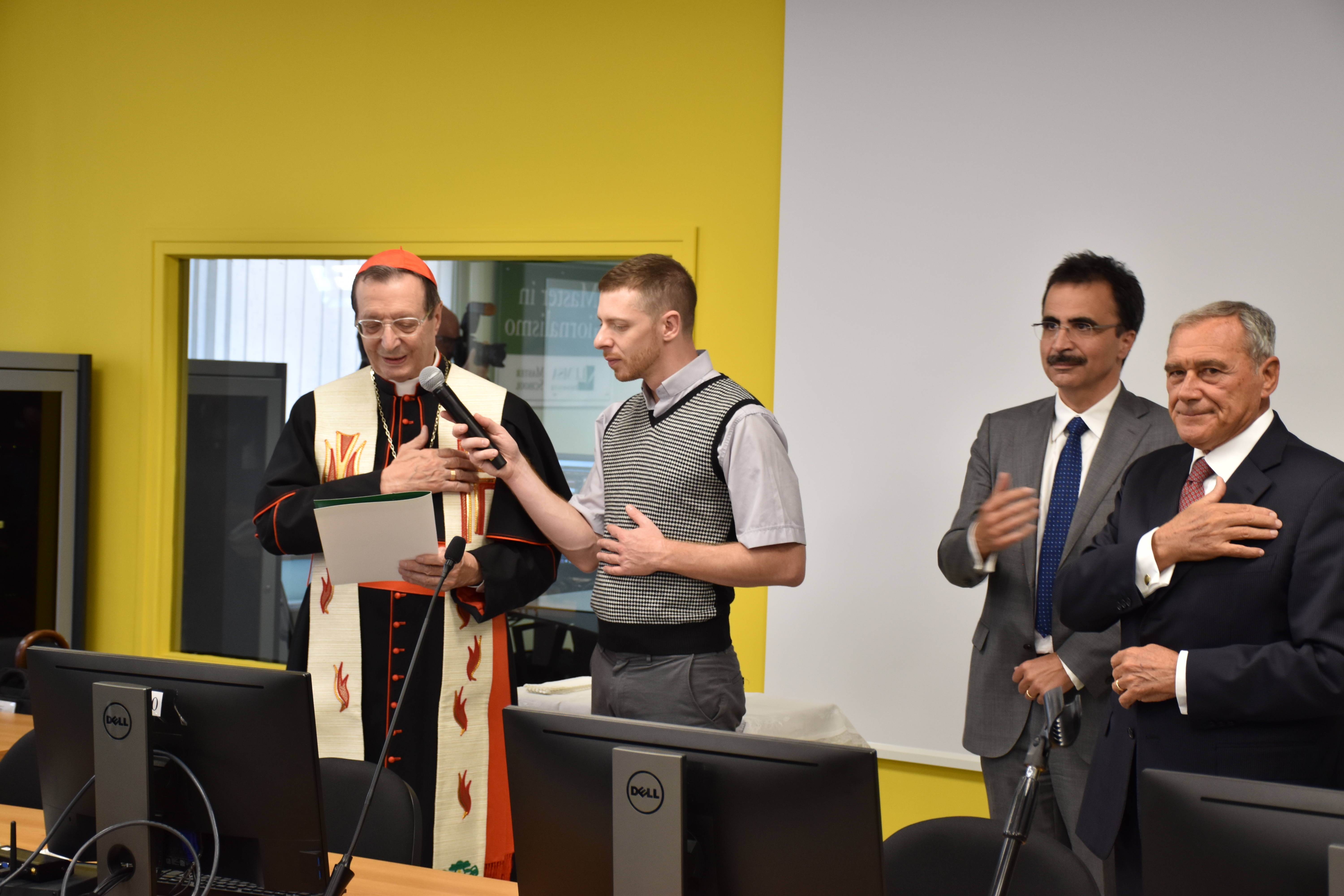 Il cardinale Lajola procede alla benedizione dei nuovi locali Il cardinale Lajola procede alla benedizione dei nuovi locali