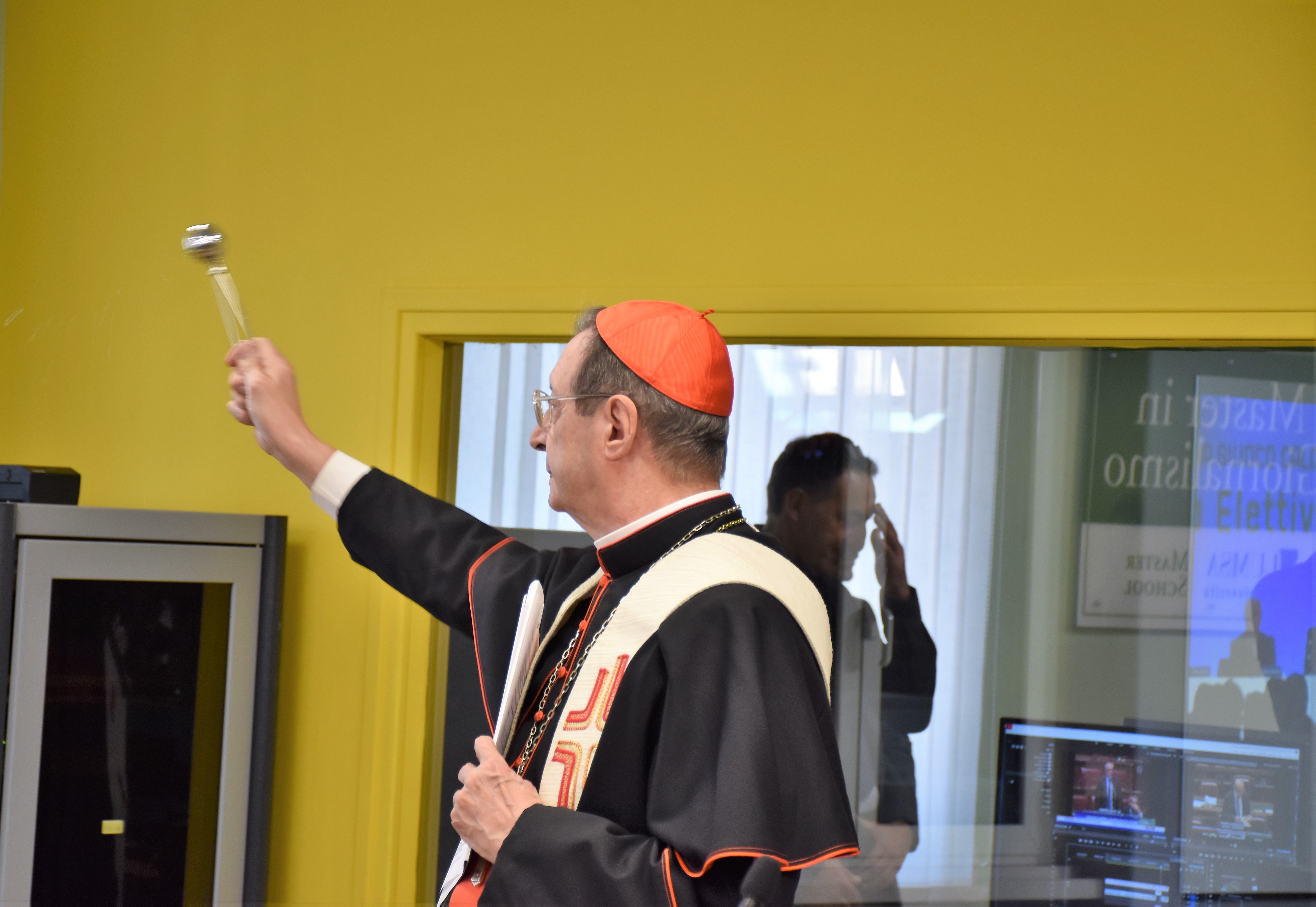 Dopo la benedizione, un augurio viene rivolto a tutti i praticanti del master Dopo la benedizione, un augurio viene rivolto a tutti i praticanti del master