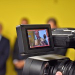 I ragazzi del master riprendono il momento della benedizione I ragazzi del master riprendono il momento della benedizione