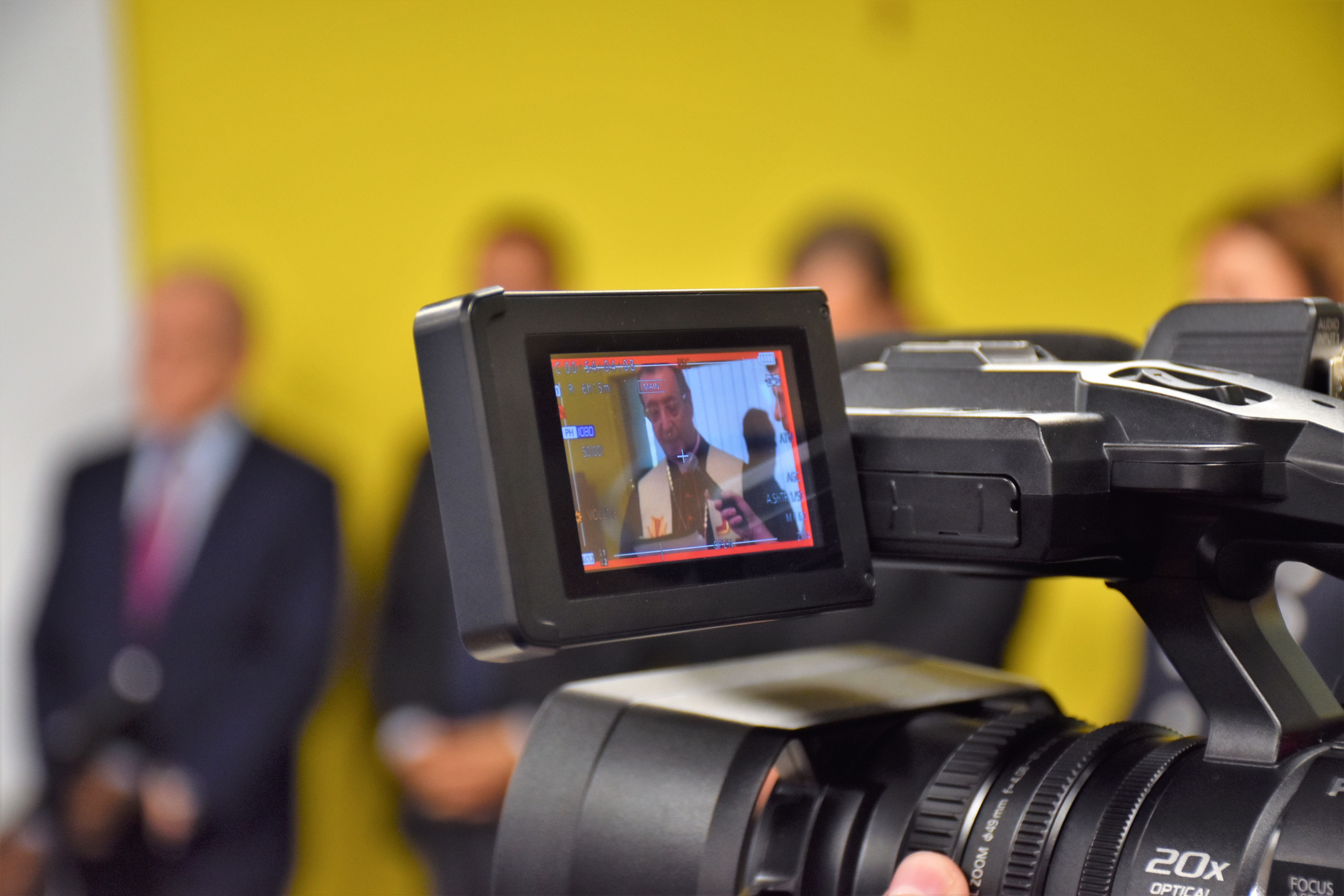 I ragazzi del master riprendono il momento della benedizione I ragazzi del master riprendono il momento della benedizione