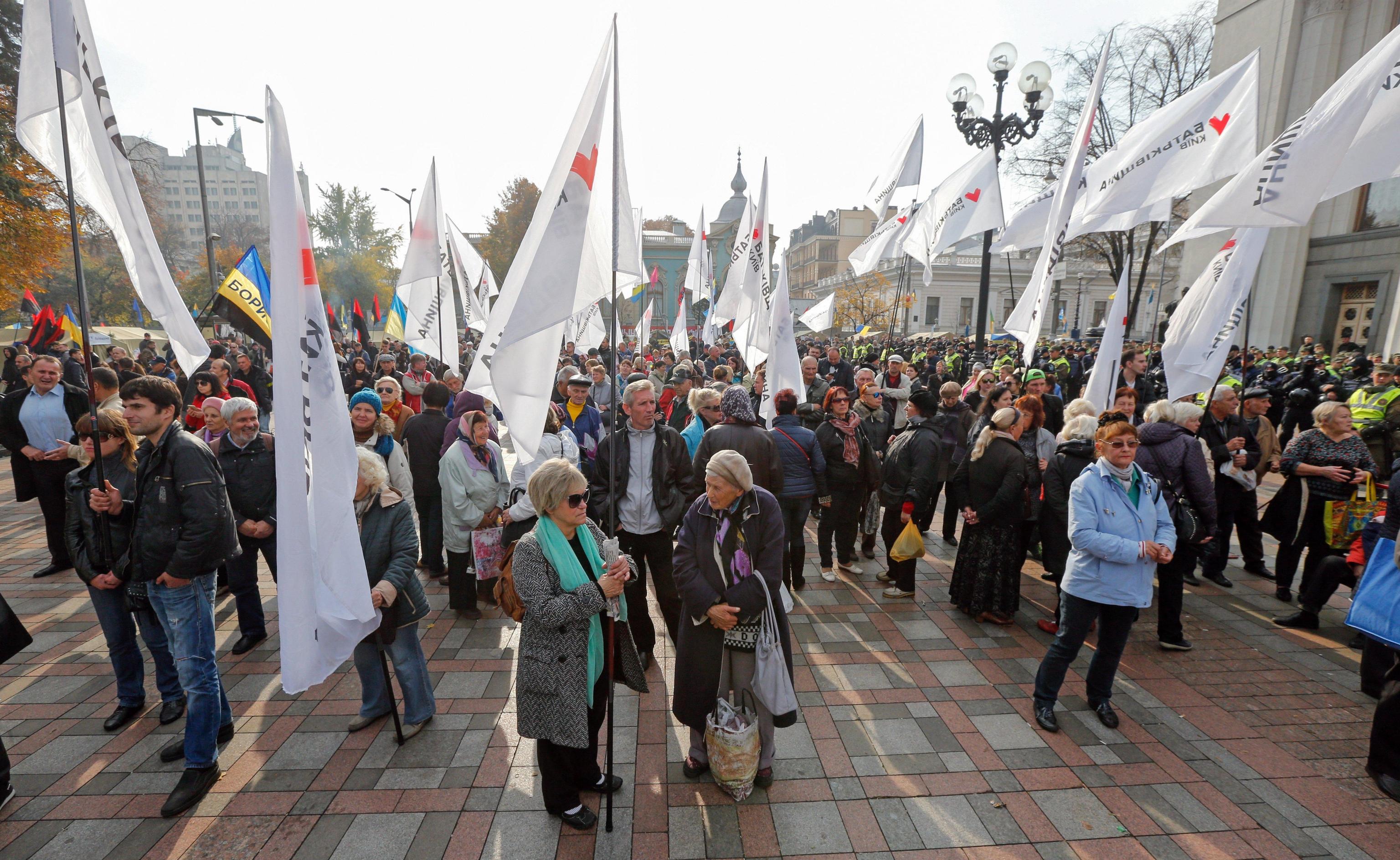 Un mare di bandiere, di ogni partito e associazione. Questa è una contestazione che coinvolge tutto il popolo ucraino