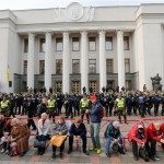 L’entrata del Verkhovna Rada, il parlamento ucraino. Numerose le forze di polizie impiegate per tenere sotto controllo le proteste