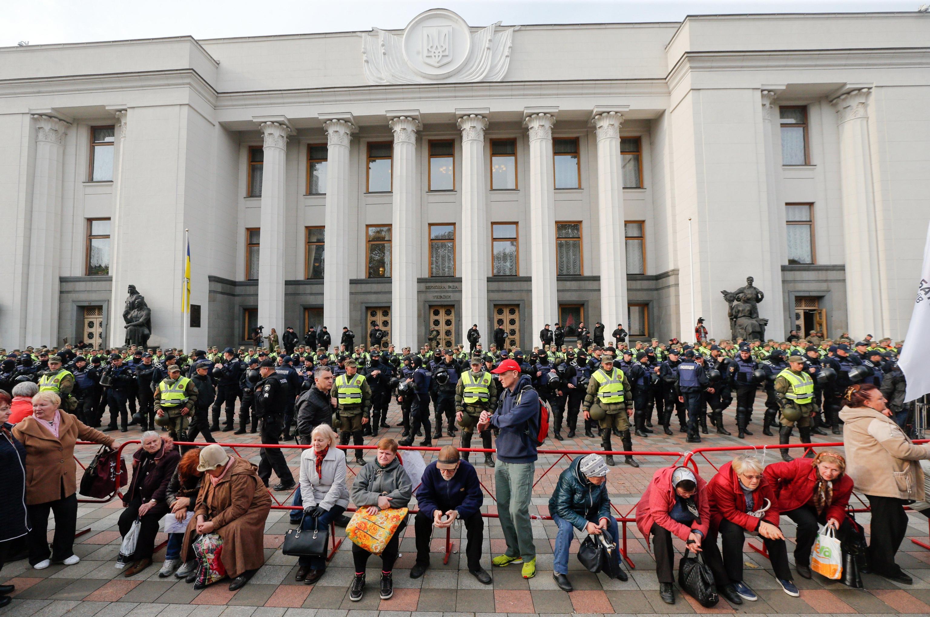 L’entrata del Verkhovna Rada, il parlamento ucraino. Numerose le forze di polizie impiegate per tenere sotto controllo le proteste