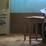 Il capo del seggio per le elezioni presidenziali in Kenya. Con tutta probabilità sarà riconfermato il leader uscente Uhuru Kenyatta, dopo il sabotaggio del capo dell'opposizione Rayla Odinga. Il capo del seggio per le elezioni presidenziali in Kenya. Con tutta probabilità sarà riconfermato il leader uscente Uhuru Kenyatta, dopo il sabotaggio del capo dell'opposizione Rayla Odinga.