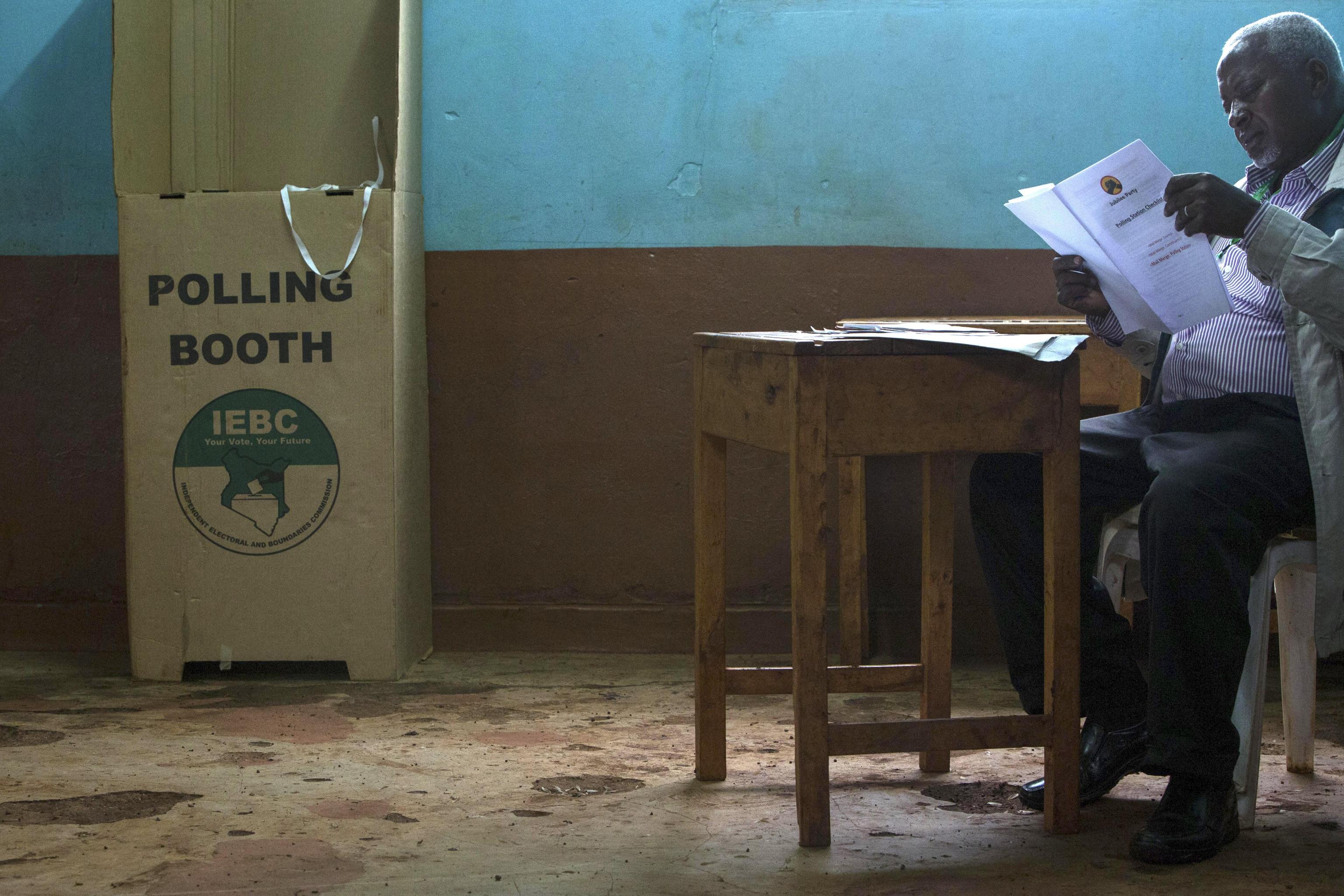 Il capo del seggio per le elezioni presidenziali in Kenya. Con tutta probabilità sarà riconfermato il leader uscente Uhuru Kenyatta, dopo il sabotaggio del capo dell'opposizione Rayla Odinga. Il capo del seggio per le elezioni presidenziali in Kenya. Con tutta probabilità sarà riconfermato il leader uscente Uhuru Kenyatta, dopo il sabotaggio del capo dell'opposizione Rayla Odinga.