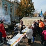 In questi giorni sono sorte anche molte bancarelle per permettere ai manifestanti, accampati da giorni, di prendere qualcosa da mangiare