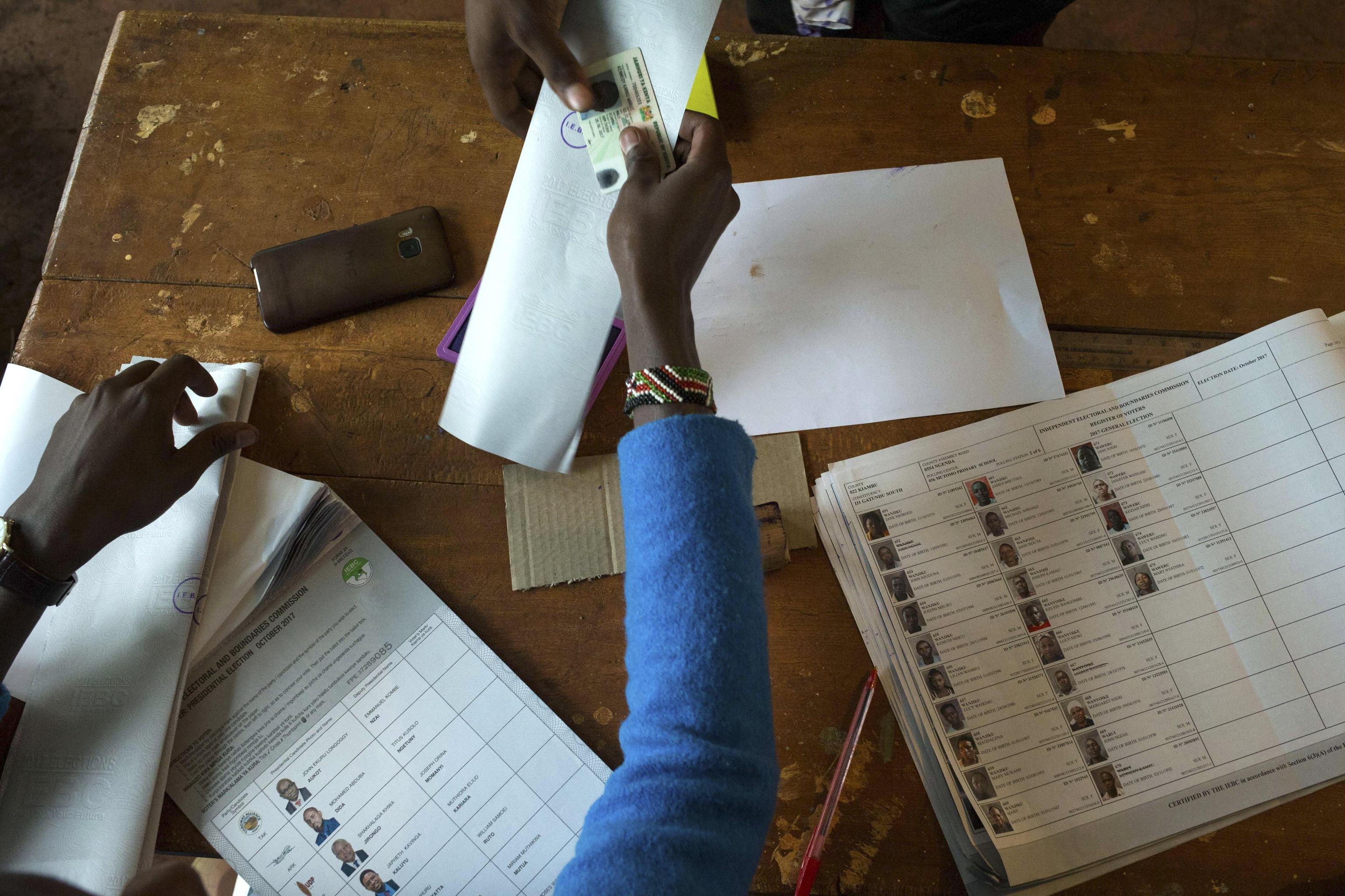 Un cittadino keniota consegna il suo documento al seggio di Gatundu e riceve la scheda elettorale. Il leader dell'opposizione Odinga ha ritirato la sua candidatura, accusando la Commissione elettorale di non produrre elezioni credibili. Un cittadino keniota consegna il suo documento al seggio di Gatundu e riceve la scheda elettorale. Il leader dell'opposizione Odinga ha ritirato la sua candidatura, accusando la Commissione elettorale di non produrre elezioni credibili.